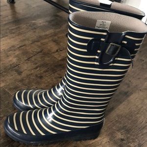 Sperry Top-Sider navy striped rain boots.